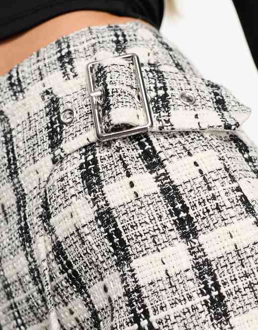 ASOS DESIGN - Jupe-short portefeuille à carreaux et détail boucle - Noir et blanc, 3 de 4