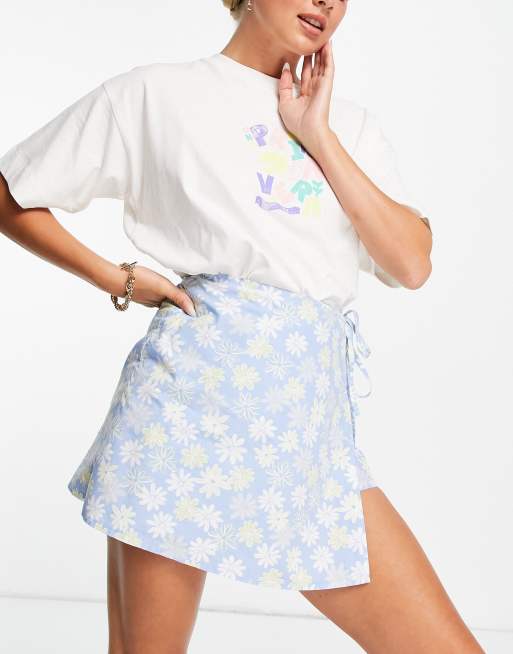 ASOS DESIGN Jupe short portefeuille en popeline Bleu fleuri