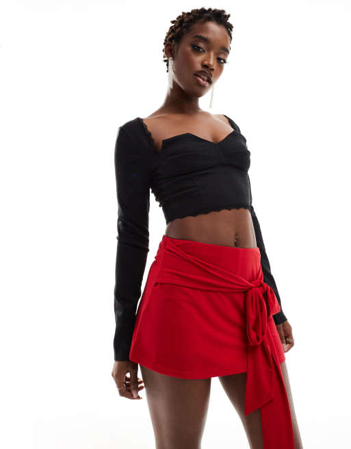 ASOS DESIGN Jupe short pres du corps virevoltante nouee sur le devant Rouge