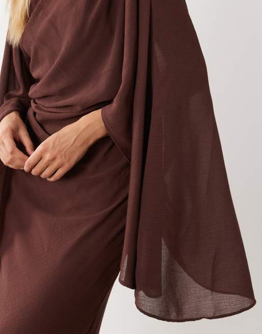ASOS DESIGN jurk met kimonomouwen, cape-detail, gedrapeerd, midaxi, open rug in chocoladebruin, 4 van 4