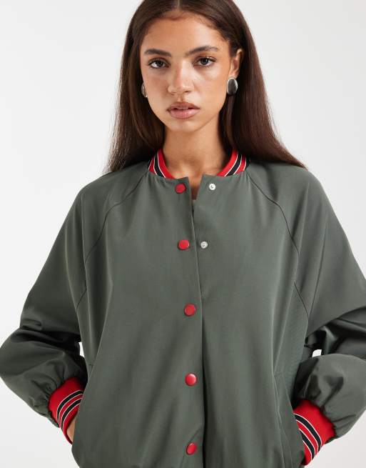 ASOS DESIGN – Kakifärgad bomberjacka i collegestil, 3 av 4
