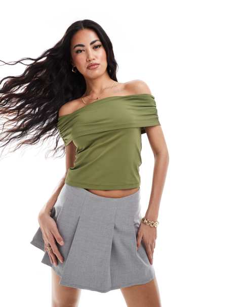 ASOS DESIGN – Kakifärgad, enaxlad topp i åtsmitande design - view 1