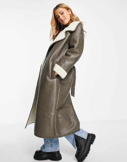 ASOS DESIGN – Kakifärgad maxikappa i läderimitation och teddy med skärp