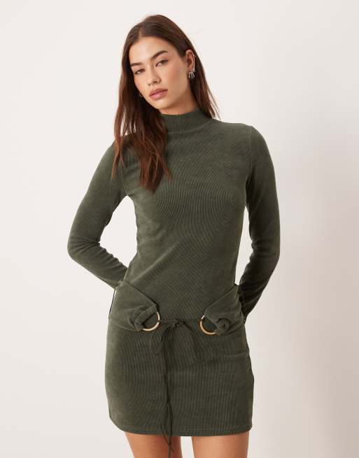 ASOS DESIGN – Kakifärgad miniklänning i manchester med hög krage och metalldetaljer, 3 av 4