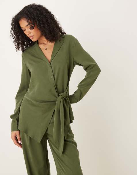 ASOS DESIGN – Kakifärgad, mjuk skjorta med drapering framtill och knytband, del av set - view 1