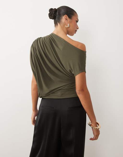 ASOS DESIGN – Kakifärgad, mjuk topp med asymmetrisk, rynkad cape-ärm, 4 av 4