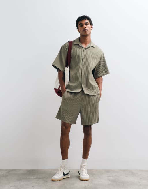 ASOS DESIGN – Khakifärgat, plisserat set med skjorta och shorts, 2 av 3