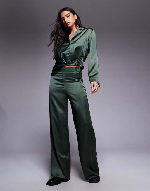 ASOS DESIGN – Kakifärgad skjorta i satin med omlottdesign och drapering, del av set, 2 av 4
