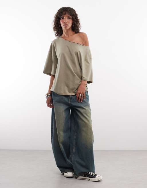 ASOS DESIGN – Kakifärgad, slouchy t-shirt i oversized fit med bar axel, 4 av 4