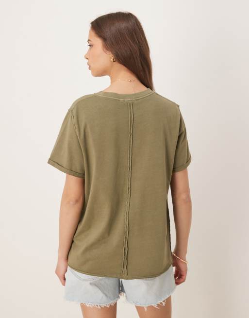 ASOS DESIGN – Kakifärgad, slouchy t-shirt med normal passform och råskuren fåll, 2 av 4