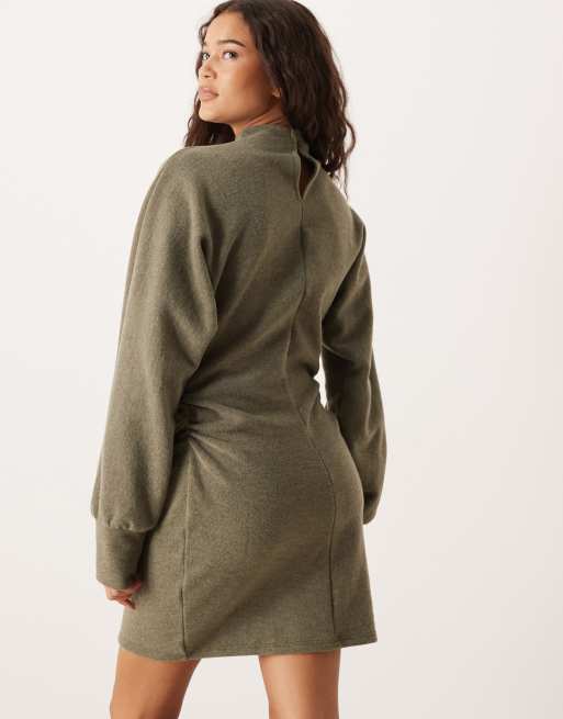 ASOS DESIGN – Kakifärgad, supermjuk miniklänning med ståkrage, rynkade sidor och pingvinärmar, 4 av 4
