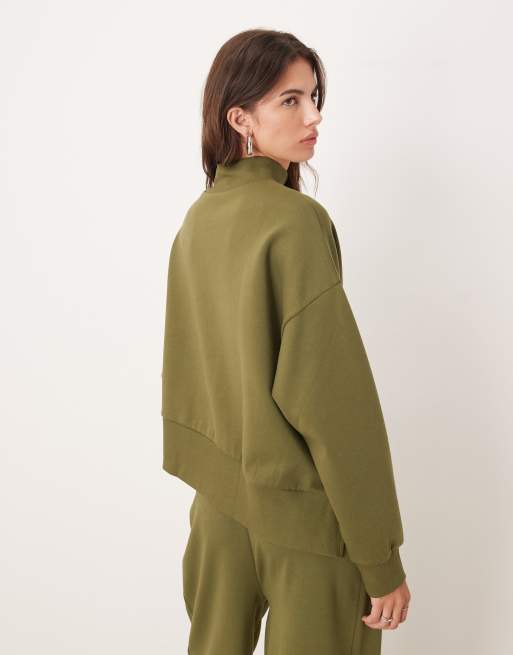 ASOS DESIGN – Kakifärgad sweatshirt i dubbelstickat tyg med ståkrage och asymmetrisk fåll, 4 av 4