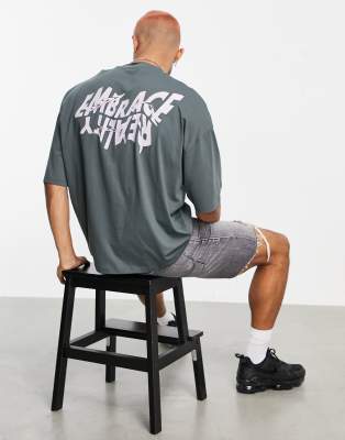 ASOS DESIGN – Kakifärgad t-shirt i oversize med text på ryggen