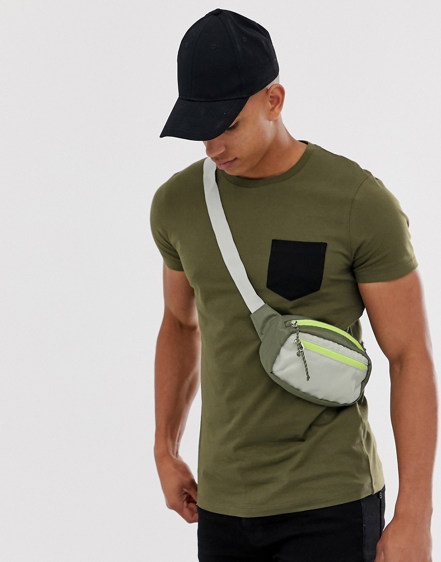 ASOS DESIGN – Kakifärgad T-shirt med kontrasterande ficka-Grön