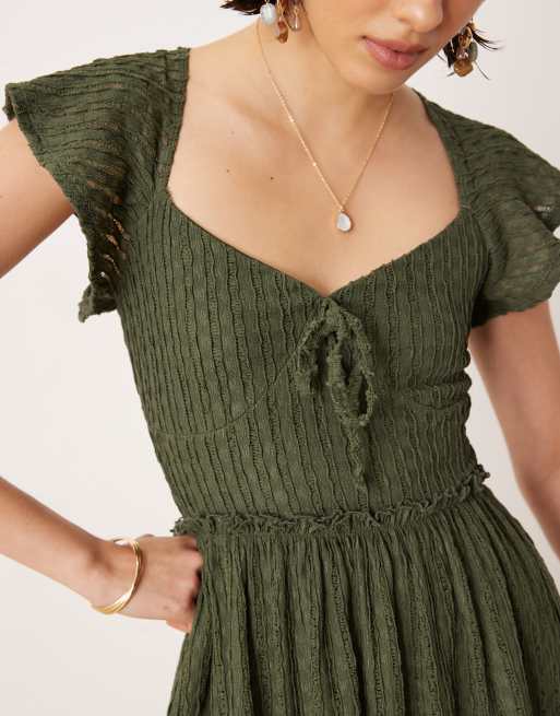 ASOS DESIGN – Kakifärgad, texturerad miniklänning med utsvängda ärmar, 2 av 4