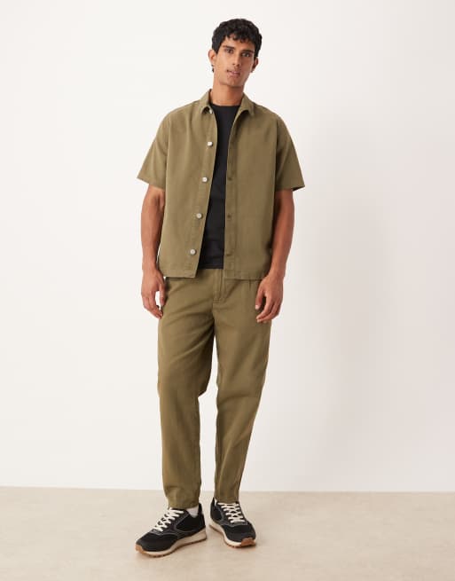 ASOS DESIGN – Kakifärgade, avsmalnande byxor med avslappnad passform