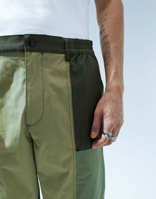 ASOS DESIGN – Kakifärgade baggy cargobyxor i nylon med kontrastfärgade paneler, del av set, 2 av 5