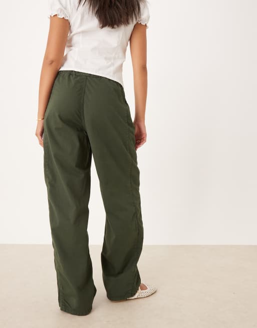ASOS DESIGN – Kakifärgade byxor i bomull med barrelben och midjeband i boxershortsdesign, 4 av 5