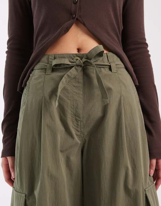ASOS DESIGN – Kakifärgade cargobyxor med horseshoe-stil och tvättad finish, 2 av 5