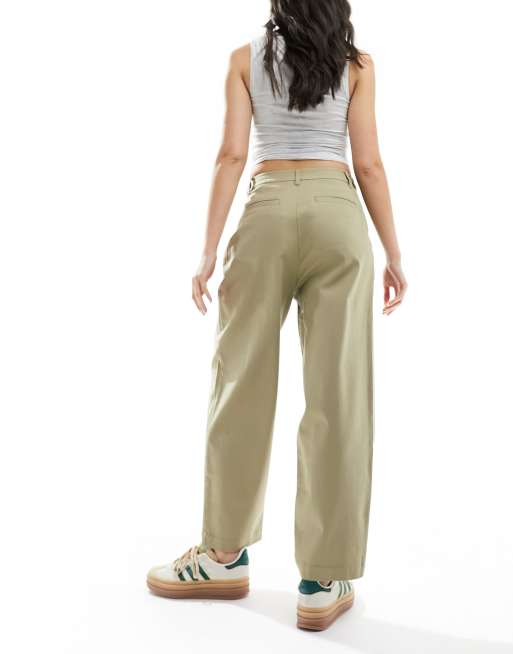 ASOS DESIGN – Kakifärgade chinos med flikknäppning och barrelben, 3 av 5