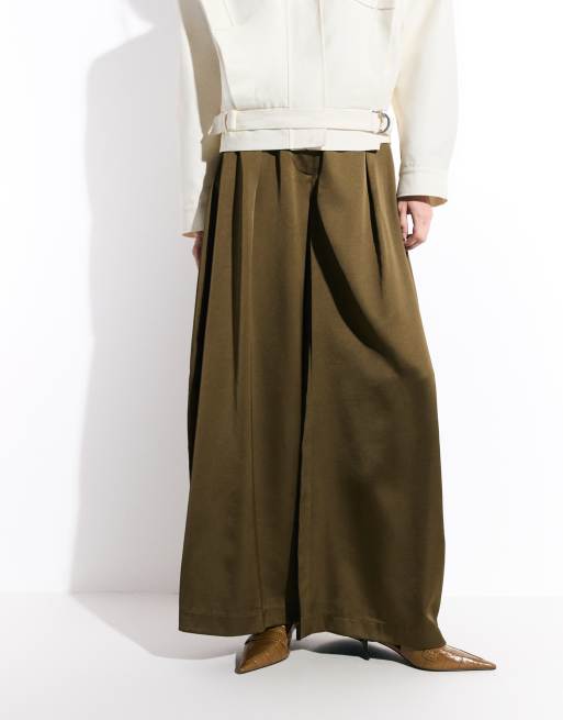 ASOS DESIGN – Kakifärgade, figursydda byxor i satin med vida ben, 2 av 9