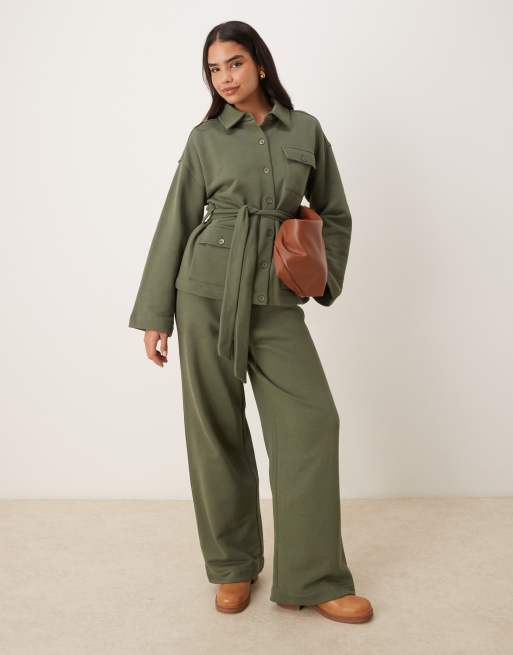 ASOS DESIGN – Kakifärgade, figursydda mjukisbyxor med knappdetalj, del av set