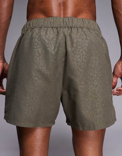 ASOS DESIGN – Kakifärgade, korta badshorts i leopardmönstrad jacquard, 4 av 5