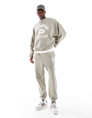 ASOS DESIGN – Kakifärgade mjukisbyxor i oversize med puffat collegetryck i vintagestil, del av set - view 1