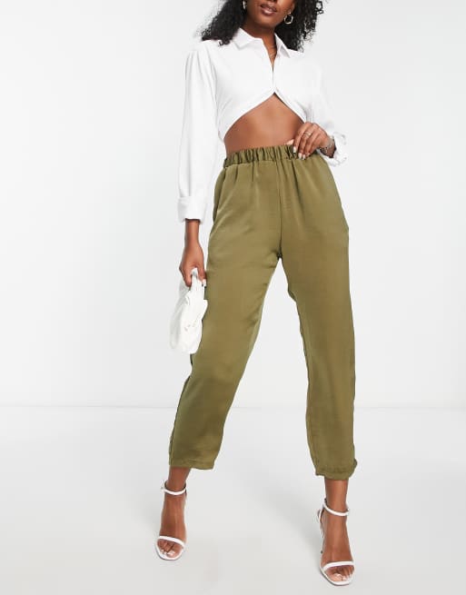 ASOS DESIGN – Kakifärgade peg-byxor i satin
