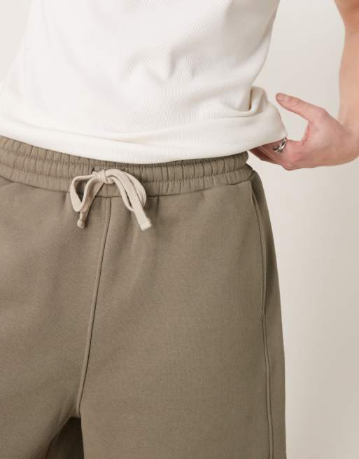 ASOS DESIGN – Kakifärgade shorts i oversize med vävt märke och råskuren fåll, del av set, 4 av 5