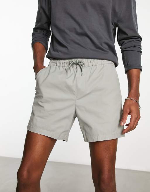 ASOS DESIGN – Kakifärgade, smala chinoshorts i kortare modell 