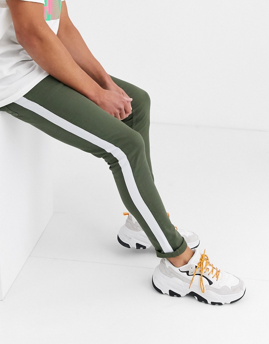 ASOS DESIGN – Kakifärgade superskinny jeansmed rand på sidan-Grön