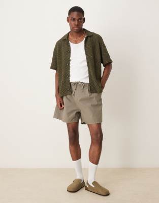 ASOS DESIGN – Kakifärgade, vida, korta shorts med veck och dragsko - view 1