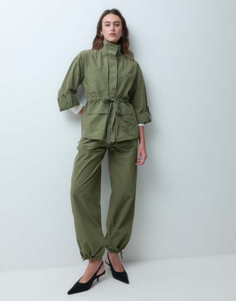 ASOS DESIGN – Kakifärgat set i cargostil med skjortjacka med markerad midja - view 1
