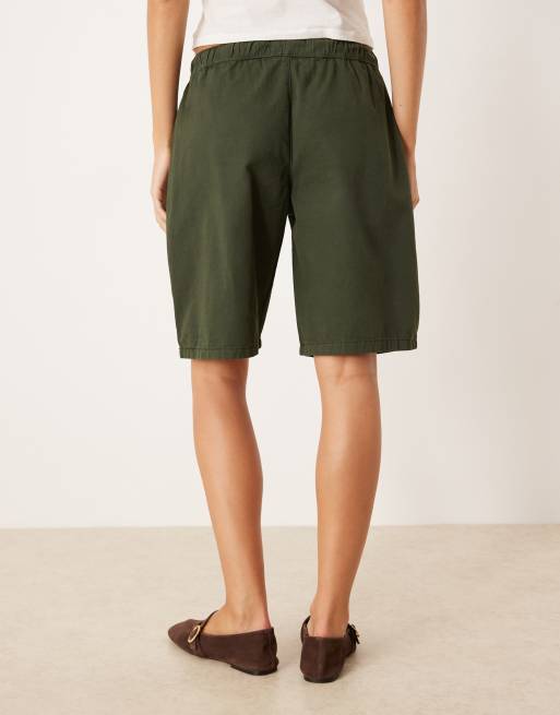 ASOS DESIGN - Kakifarvede longline-shorts i boksershortsstil i bomuld med papirtekstur, 4 af 5