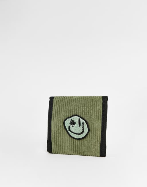 ASOS DESIGN - Kakifarvet pung i fløjl med smileymærke