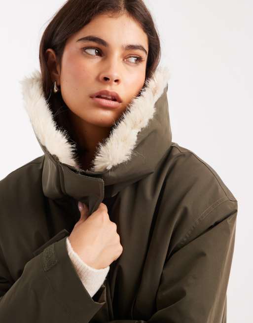 ASOS DESIGN - Kakigrøn mellemlang parkacoat med krave i imiteret lammeskind, 4 af 4