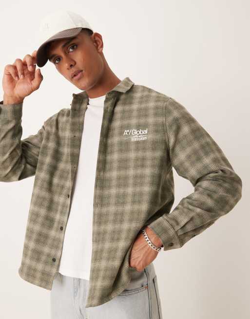 ASOS DESIGN - Kakigrøn og ternet skjorte med afslappet pasform og print på brystet