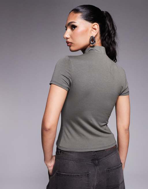 ASOS DESIGN - Kakigrøn tætsiddende top med korte ærmer, rouleau-løkker og knapdetaljer, 3 af 4