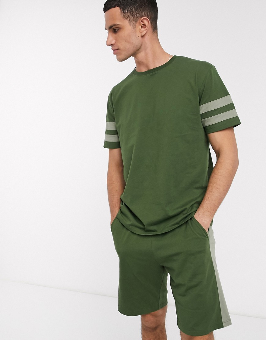 ASOS DESIGN - kakigrønt pyjamassæt med shorts og t-shirt med college-striber og pintuck