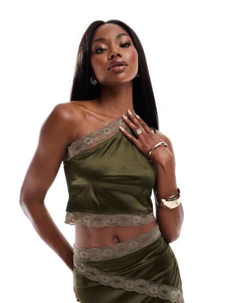 ASOS DESIGN - Kakigrønt sæt med croptop med oneshoulder-snit og maxinederdel i satin med stretch - view 1