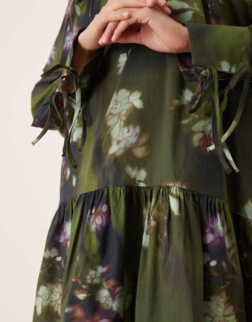 ASOS DESIGN – Kakigrön, blommig miniklänning med smock och knytning baktill, 2 av 4