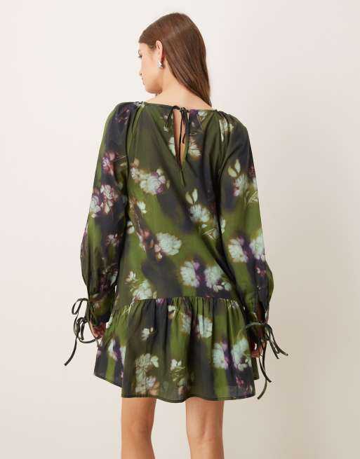 ASOS DESIGN – Kakigrön, blommig miniklänning med smock och knytning baktill, 3 av 4