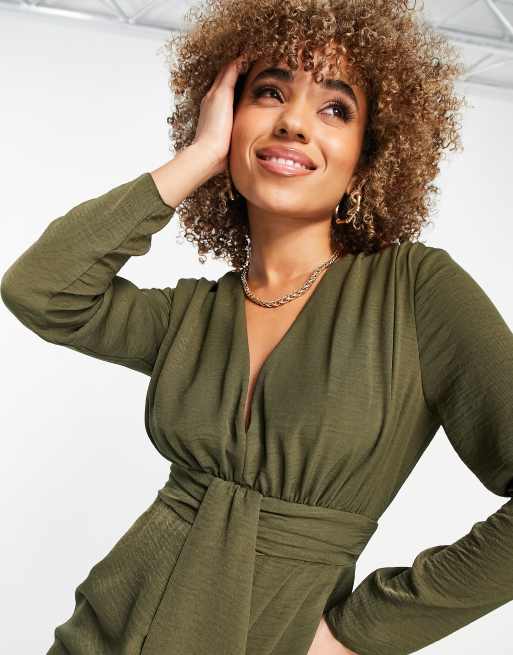 ASOS DESIGN – Kakigrön miniklänning med djup ringning, omlottdesign och drapering, 4 av 4