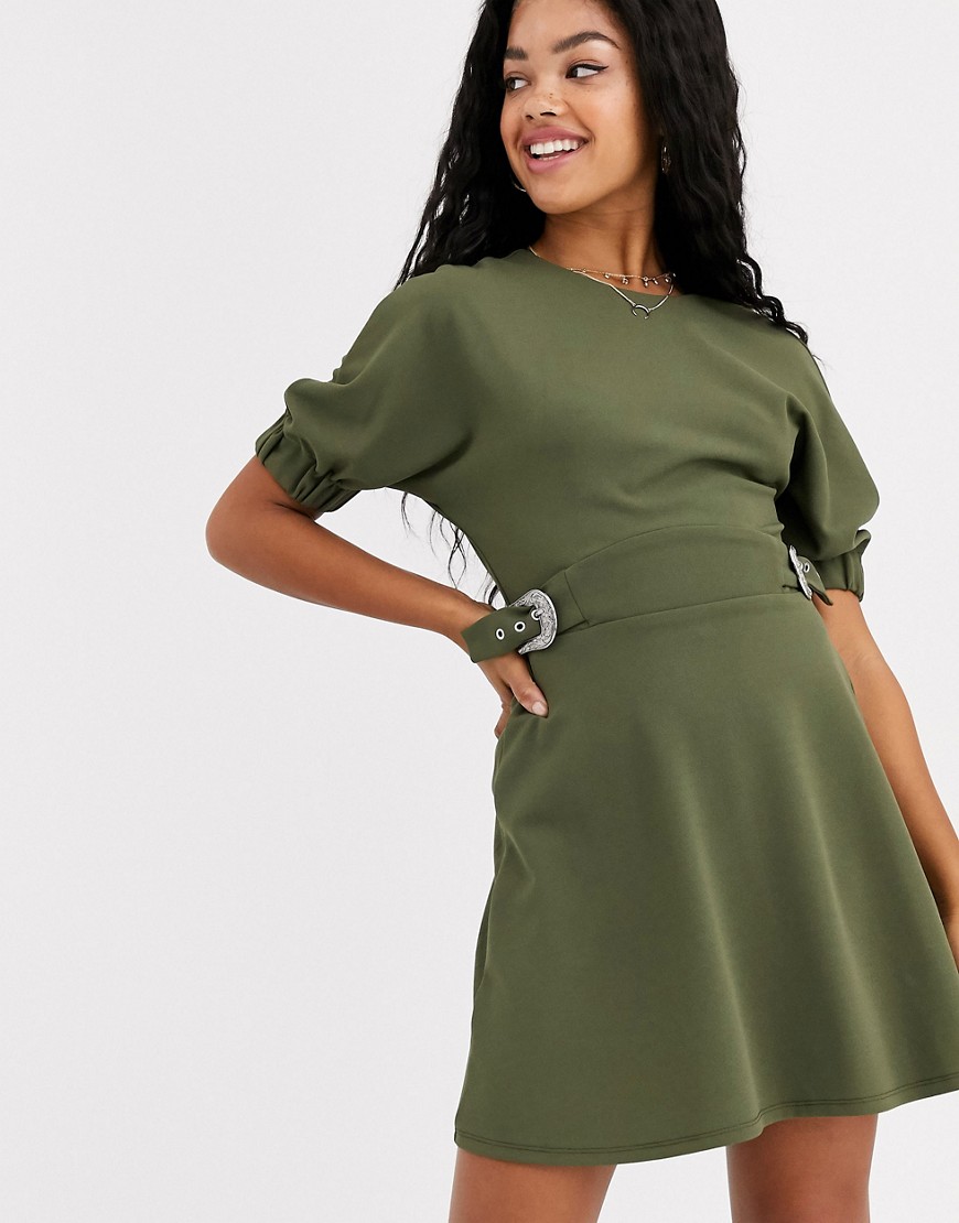 ASOS DESIGN – Kakigrön miniklänning med spänne