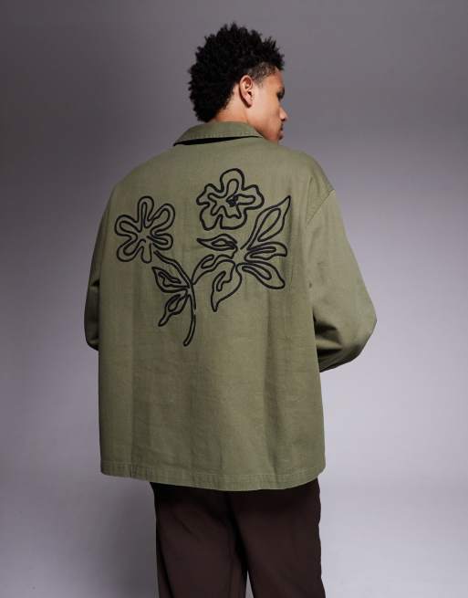 ASOS DESIGN – Kakigrön skjorta i oversize med blommigt broderi baktill, 3 av 5