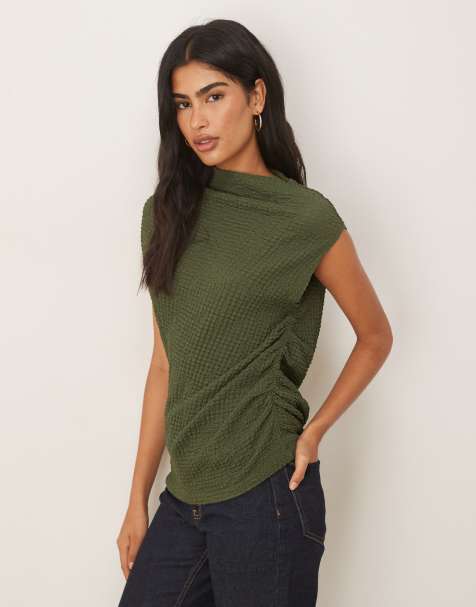 ASOS DESIGN – Kakigrön, strukturerad, asymmetrisk t-shirt med rynkning i sidan - view 1