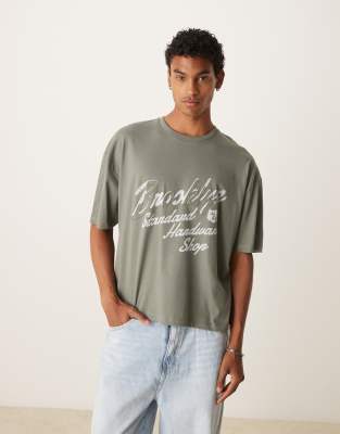 ASOS DESIGN – Kakigrön t-shirt i oversize med boxig passform och stadstryck - view 1