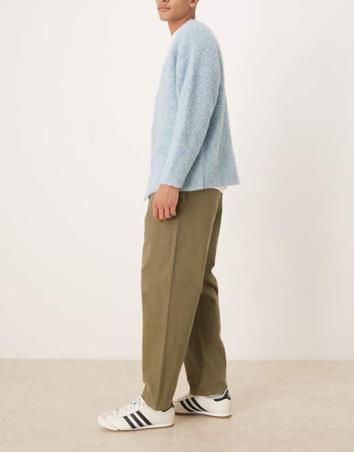 ASOS DESIGN – Kakigröna, avslappnade, avsmalnande chinos med veck, 3 av 5