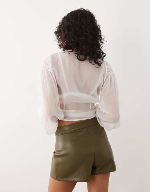 ASOS DESIGN – Kakigröna shorts med medelhög midja i polyuretan, 4 av 5